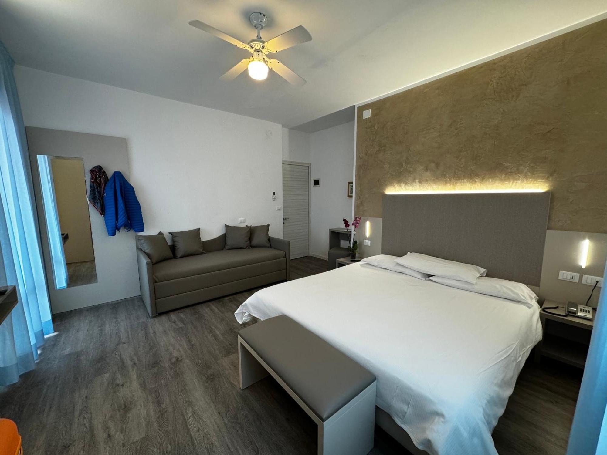 Hotel Etna Caorle Exterior photo